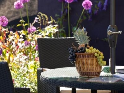 Nowoczesne pomysły na meble do ogrodu, które sprawią, że będziesz chciał pozostać na zewnątrz przez cały dzień!